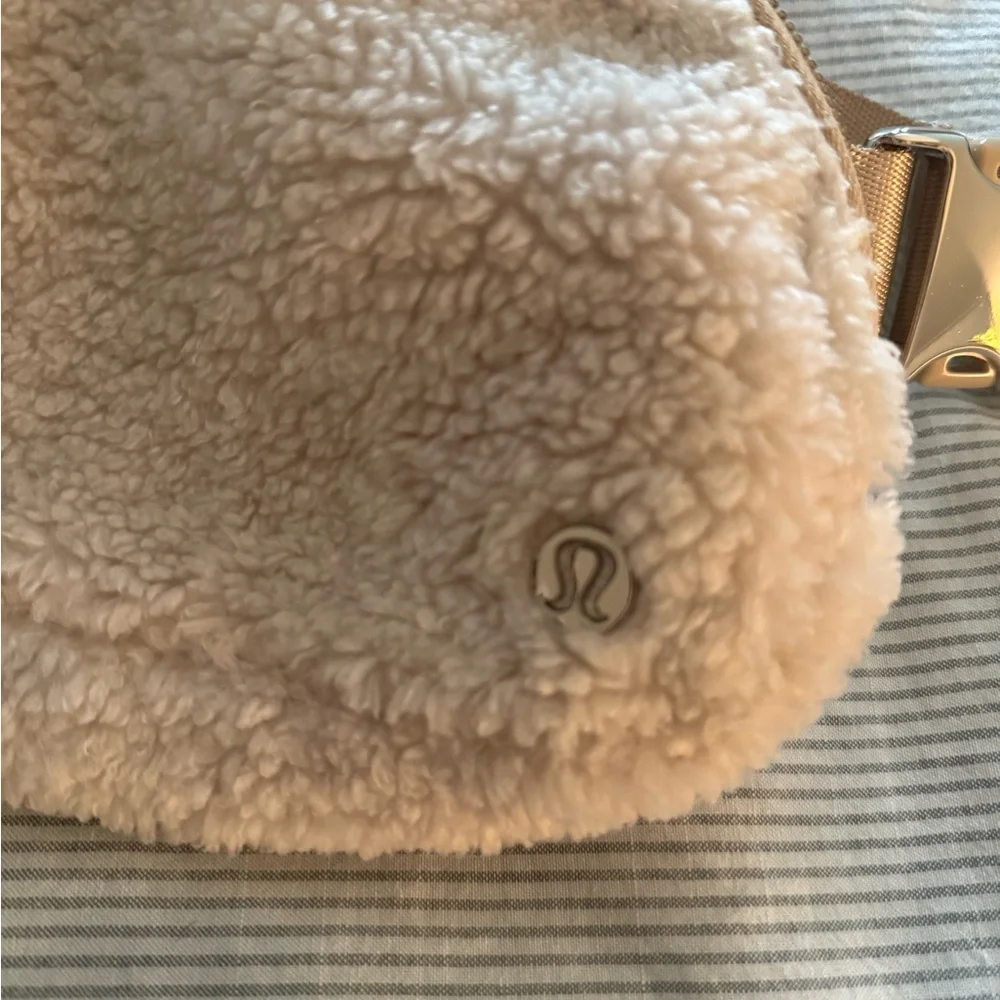Lululemon Athletica Cream Crossbody Bag with Sherpa Texture - Picture 6 of 7